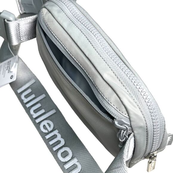 NEW! Hands-Free Lululemon 1L Belt Bag in Silver Drop & White (NWT) - Picture 16 of 16